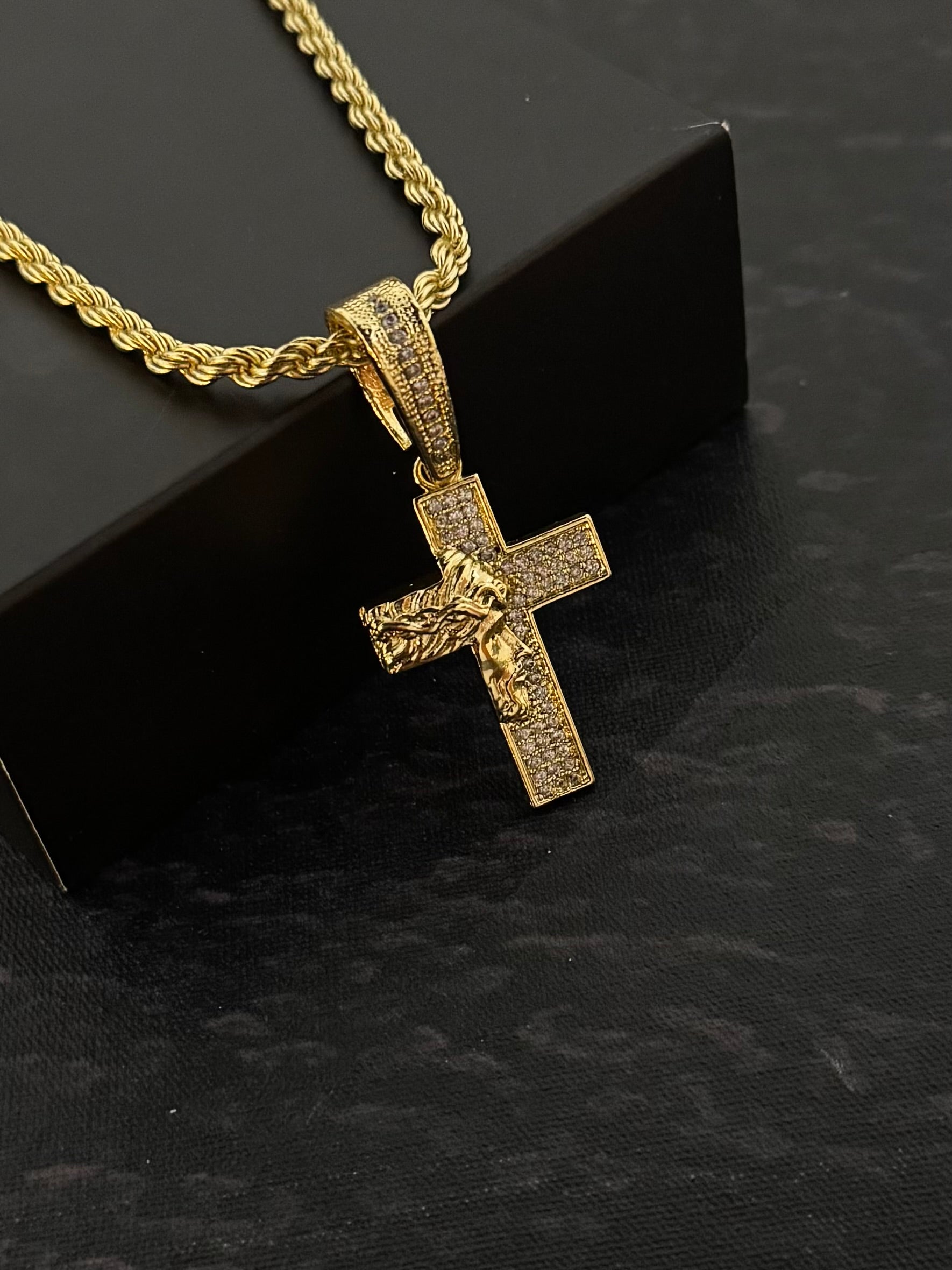 Pingente Cruz Jesus Cravejada (M)